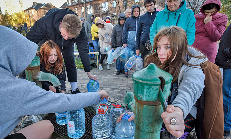 Los ucranianos hacen largas filas para conseguir agua tras los ataques a las redes energéticas de Rusia