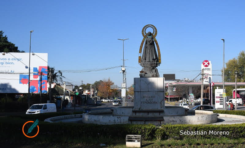 Fisherton: perdió el control con el auto y derribó un poste de luz