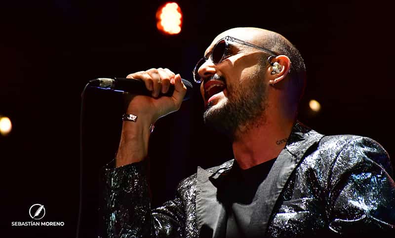 Abel Pintos “levitó” en el escenario en un show lleno de emoción y agradecimiento