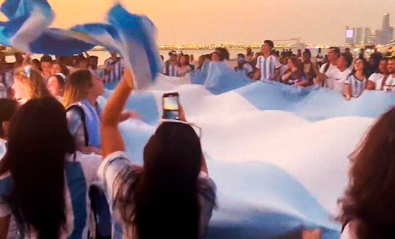 Banderazo de hinchas argentinos en Qatar en apoyo a la Selección