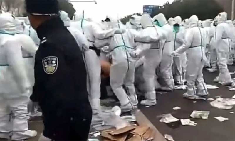 Tras la represión a las protestas de los empleados que piden mejoras salariales, China cercó la ciudad iPhone