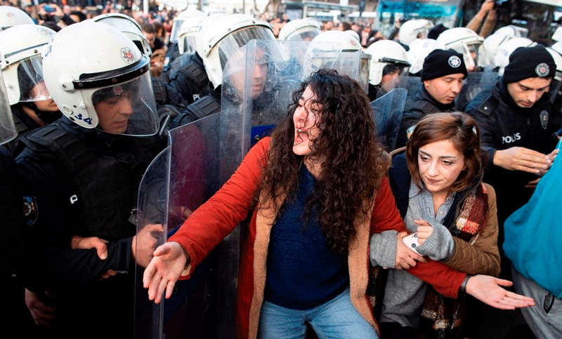 La policía turca detuvo a decenas de manifestantes durante una por la no violencia contra las mujeres