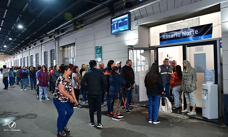 Comenzó la venta: extensas filas para conseguir pasajes en tren