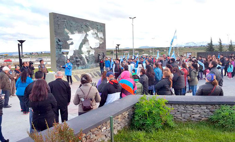Rindieron homenaje a los tripulantes del ARA San Juan en el puerto donde zarpó el submarino