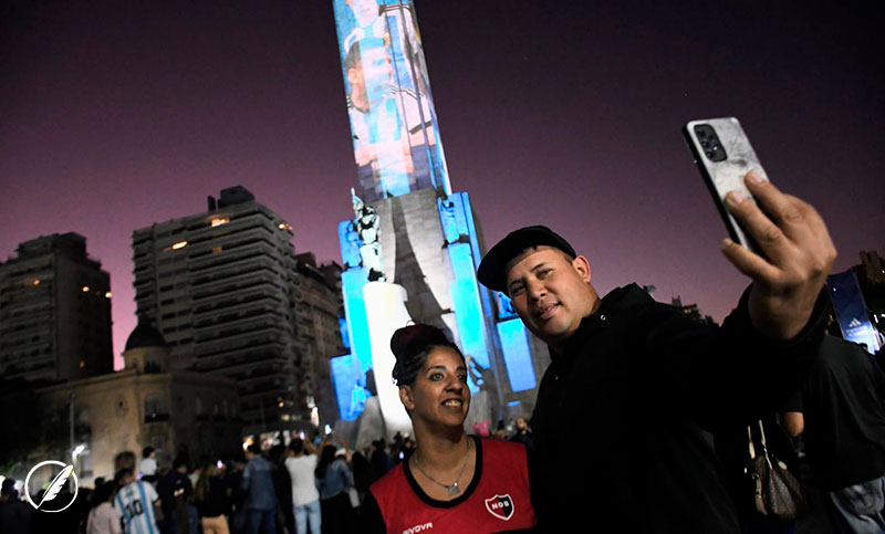 El Monumento homenajeó a Messi y Di María en la previa del debut