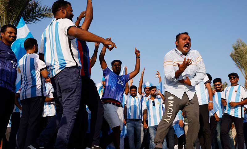 Tras acusaciones de periodistas, Qatar negó la contratación de «hinchas falsos» para el Mundial