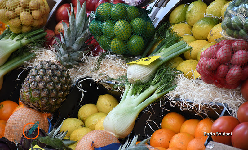 Subas en frutas y verduras: el precio de góndola fue cuatro veces más alto de lo que cobraron productores