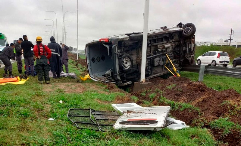 Siete agentes heridos tras el vuelco de una camioneta del Servicio Penitenciario en la autopista Rosario-Santa Fe