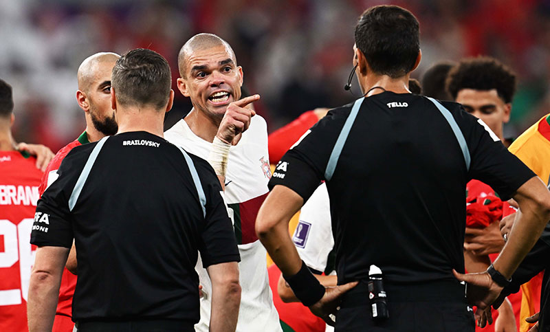 Pepe se quejó del árbitro y afirmó: «Le pueden dar ya el título a Argentina»