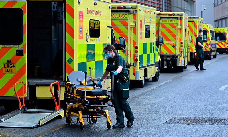 En medio de una ola de huelgas, el sector sanitario del Reino Unido queda al borde del colapso