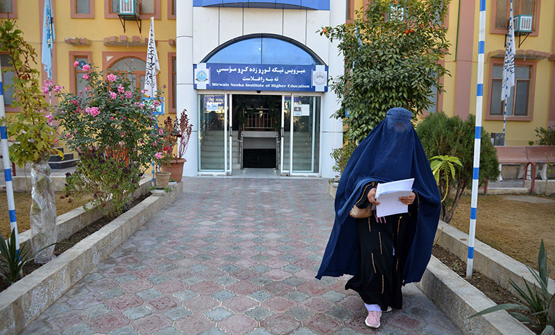 Tras decreto talibán, hombres armados impiden ingreso a la universidad a mujeres en Afganistán