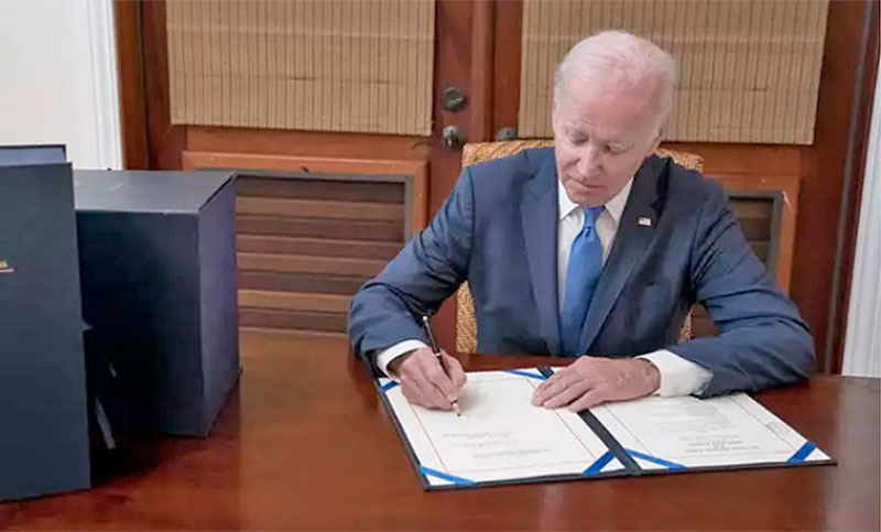Mientras los estadounidenses luchan contra la inflación, Biden firma un proyecto de ley de enorme gasto público