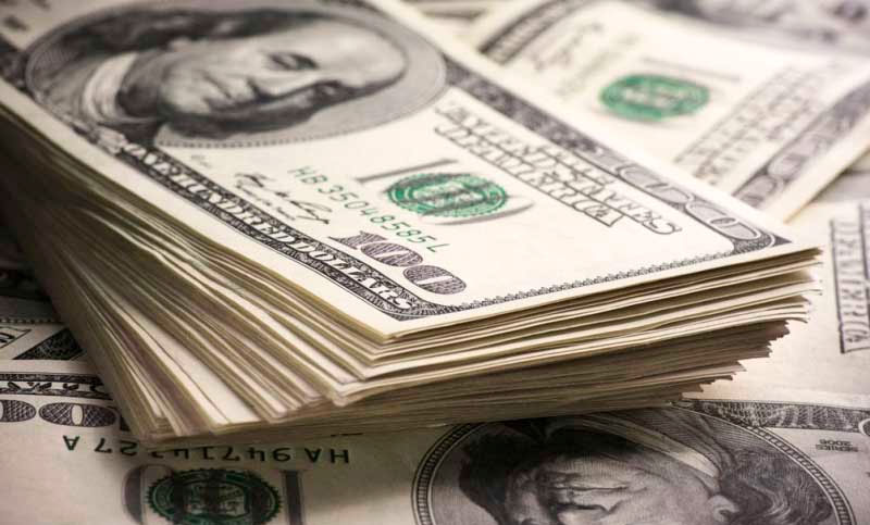 El dólar blue se mantiene en alza: cerró a $357 para la venta