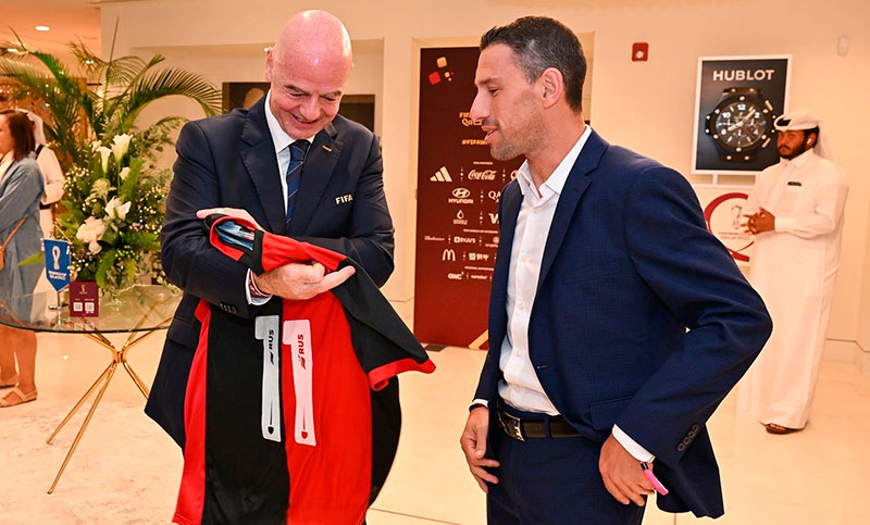La Fiera Rodríguez le obsequió la camiseta de Newell’s a Infantino