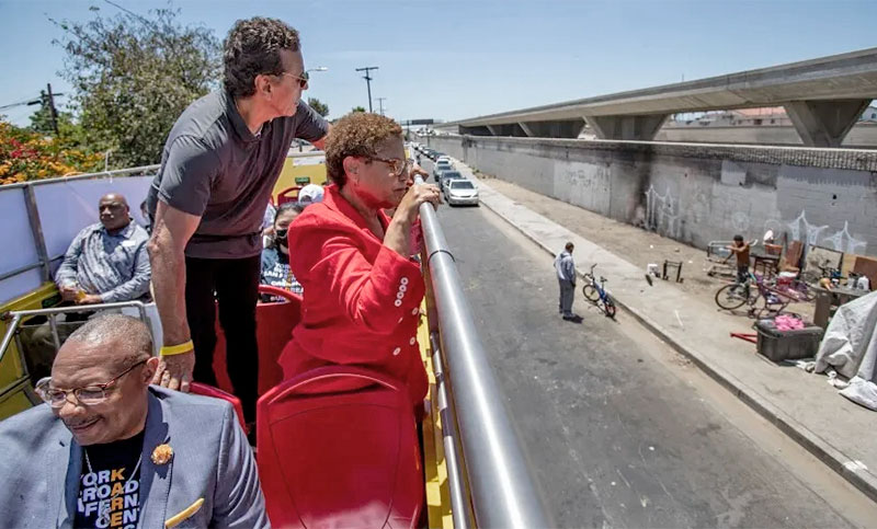 La primera alcaldesa de Los Ángeles inicia su Gobierno declarando la emergencia por la crisis de los sin techo