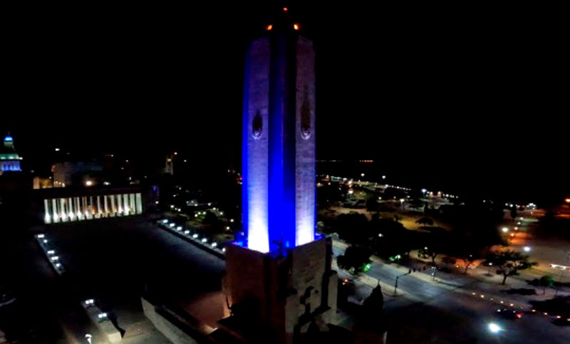 El Monumento se iluminó de celeste y blanco