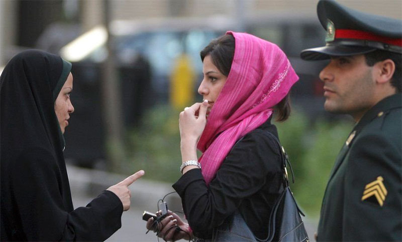 Irán eliminó la Policía de la moral, organismo que supervisaba la vestimenta de las mujeres
