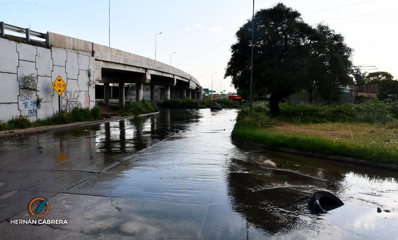 Vecinos de barrio Rucci reclamaron por falta de agua y derrames en la zona