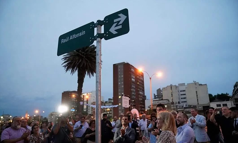 Montevideo nombró a una calle como «Raúl Alfonsín»