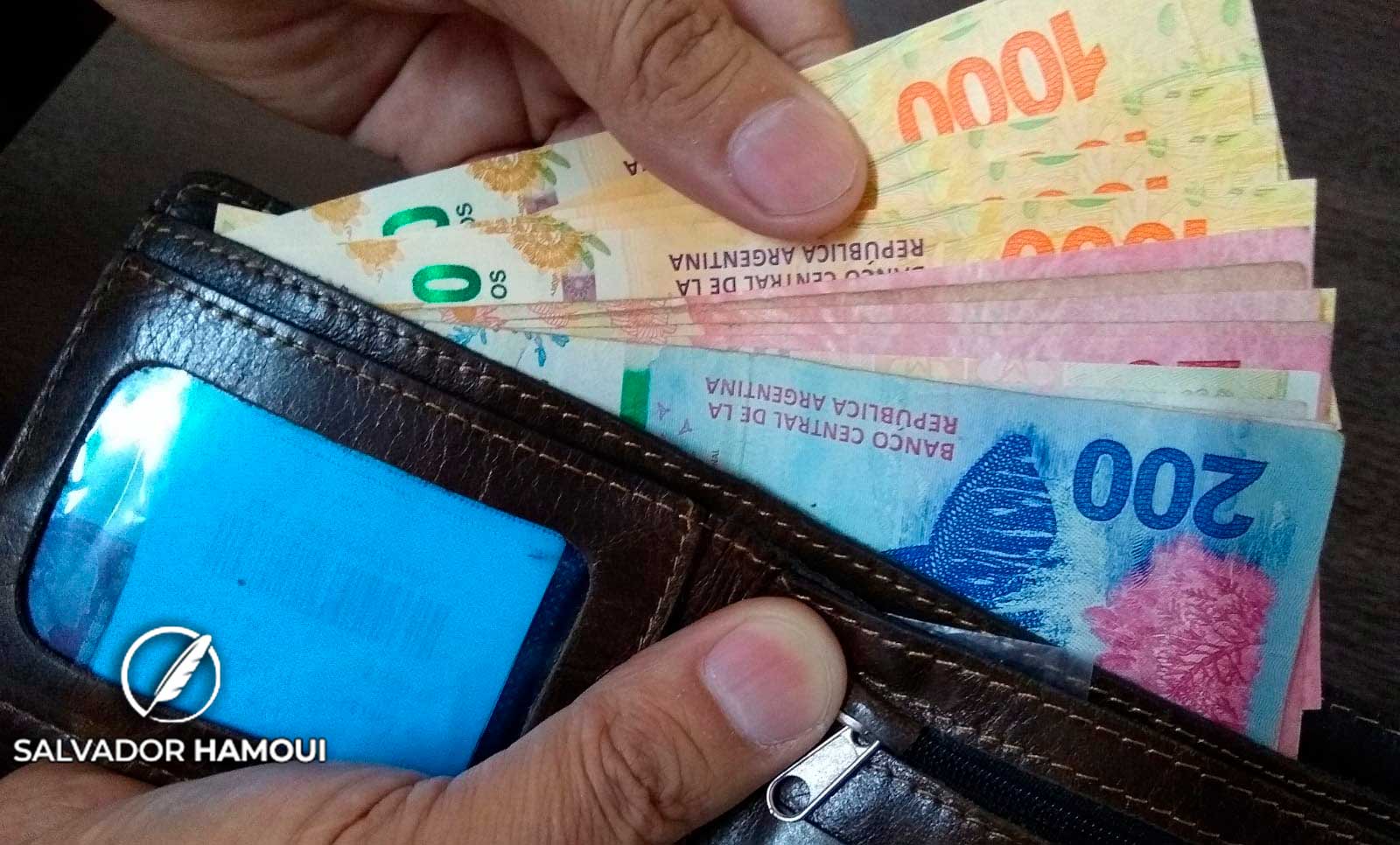 Los salarios subieron un 69,5% hasta octubre, quince puntos debajo de la inflación anual