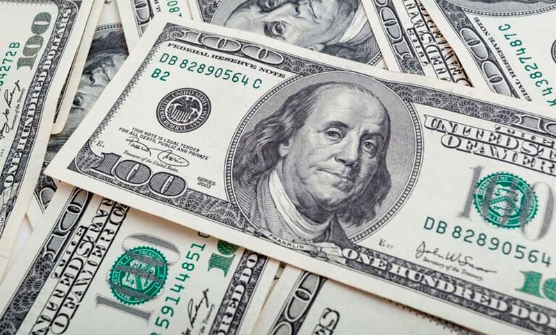 El dólar blue pegó otro fuerte salto y cerró la semana cerca de los $340