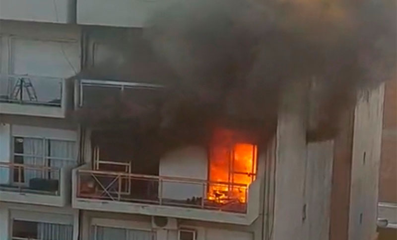 Evacuaron un edificio céntrico por un incendio en el séptimo piso