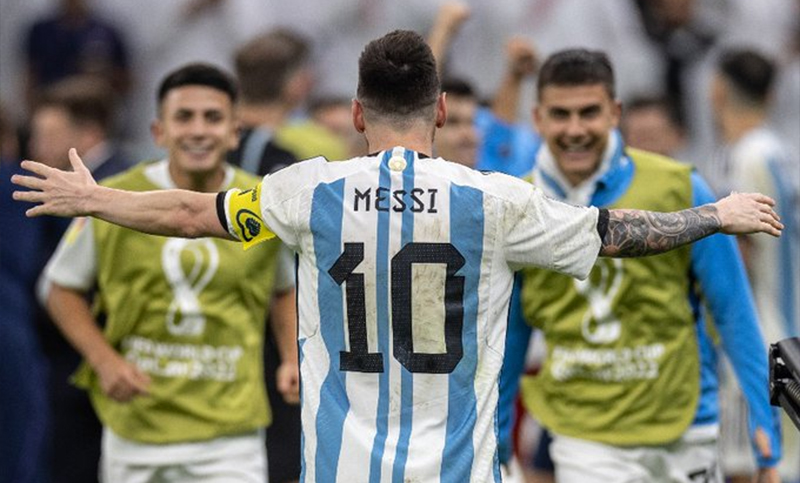 Valdano sobre Messi: “Está maradoneando en el Mundial”
