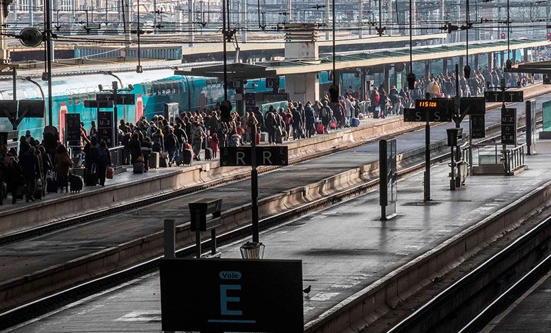 Europa en llamas: huelga de ferroviarios pone en jaque a Francia en plena Navidad