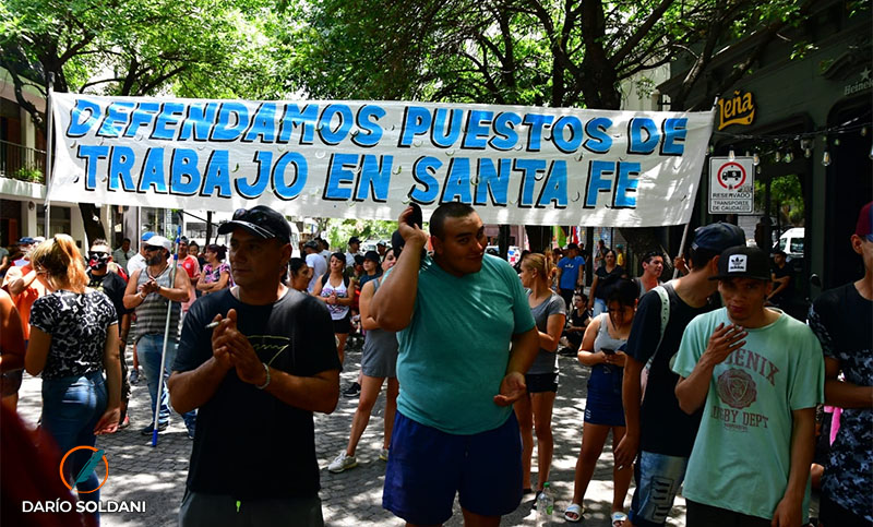 Unos 200 trabajadores de la tabacalera Bronway protestaron ante AFIP y anuncian que mantendrán el acampe