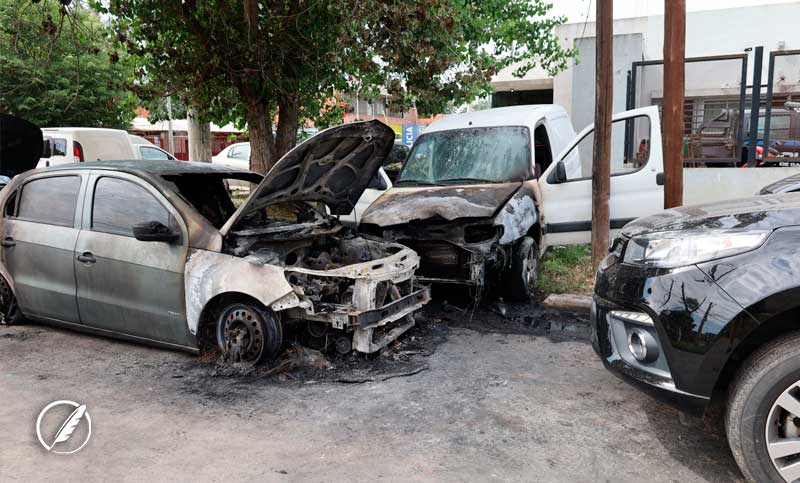 Atentado en la comisaría 12ª: arrojaron una molotov sobre autos estacionados en la puerta