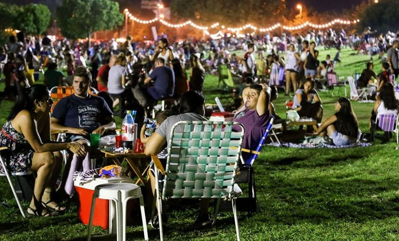 Vuelven los picnics nocturnos a los parques de la ciudad