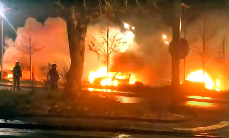 El saldo de autos incendiados en Francia durante las fiestas es de 874