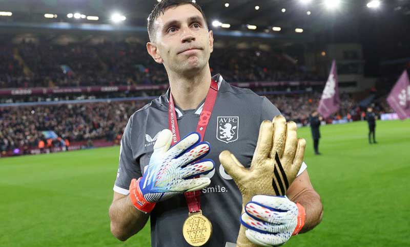 Dibu Martínez fue titular en el empato de Aston Villa