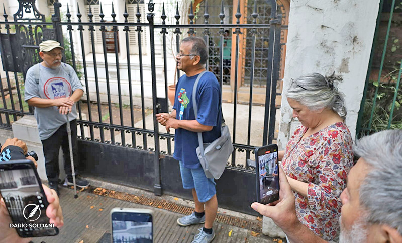 Residentes peruanos piden la renuncia de la presidenta Boluarte frente al consulado de Rosario