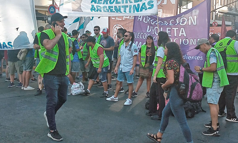 Trabajadores tercerizados de Aerolíneas Argentinas protestaron con un corte pleno centro porteño