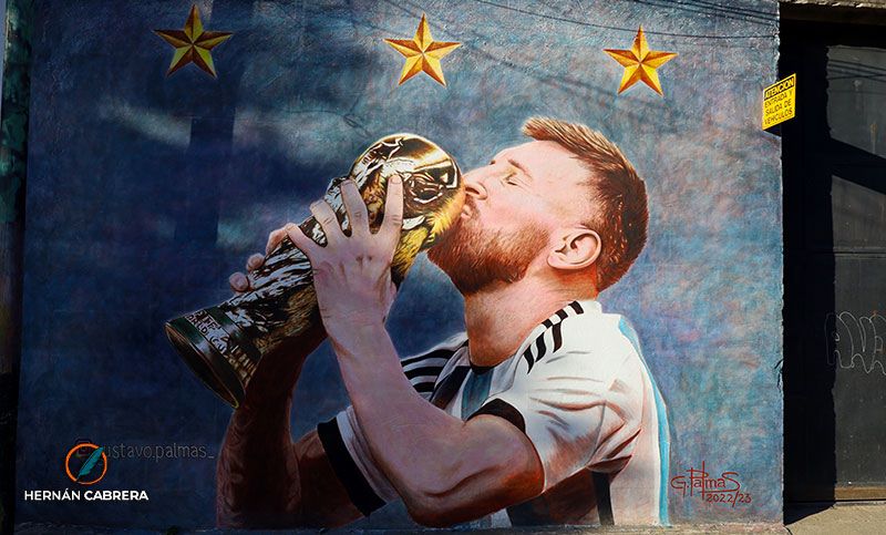 El nuevo mural de Messi con la Copa del Mundo fue inaugurado en barrio Alvear