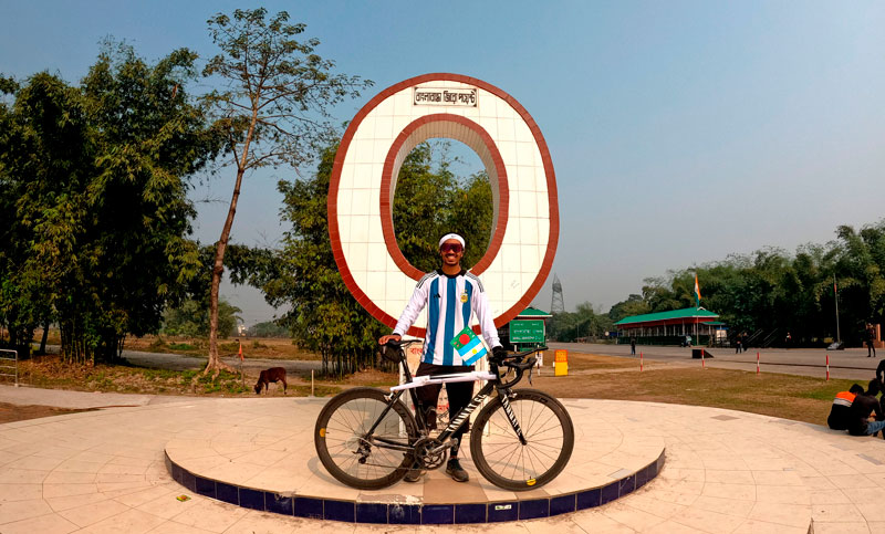 Un ciclista de Bangladesh recorrió 1.003 kilómetros en honor a Messi