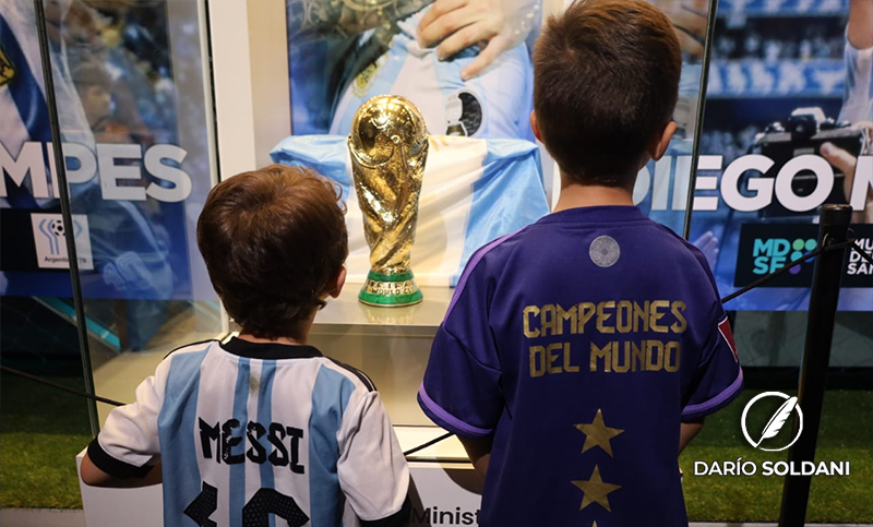 La tercera está en Rosario: el Museo del Deporte exhibe la Copa del Mundo