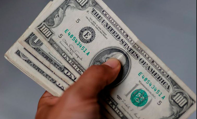 El dólar blue sigue en alza y cerró en su máximo de $357