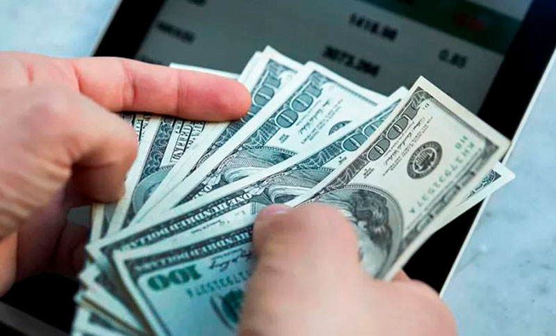 El dólar blue volvió a caer, pero sigue alto