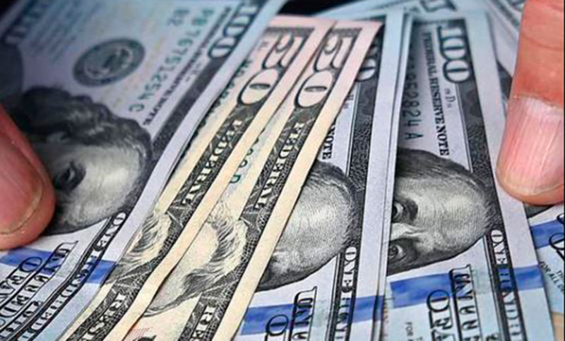 El dólar blue inició la semana en alza y cerró en un récord de $371