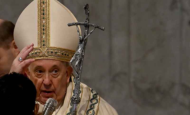 En su primera misa del año, Francisco pidió recordar a los «afectados por la guerra»