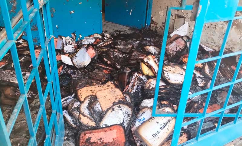 Fuego en el API: desconocidos quemaron unas cajas con papeles en la puerta de ingreso