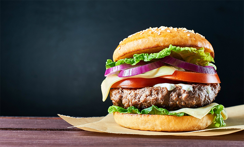 El Foro de Davos atacó el consumo de carne y llamó a comer menos hamburguesas