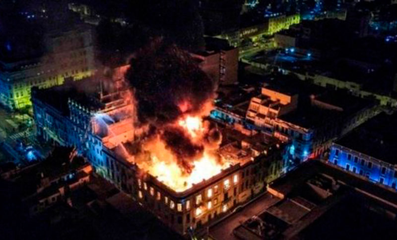 Perú afronta «caos nacional» en medio de protestas, edificio histórico queda en cenizas