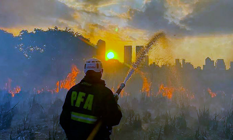 El incendio de la reserva ecológica de costanera sur porteña «está controlado»