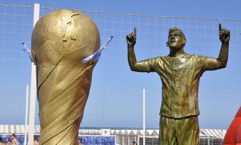 La primera estatua de Messi como campeón mundial fue inaugurada en Mar del Plata
