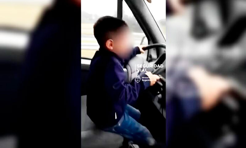 Suspendieron la licencia al conductor que hizo manejar a su hijo de 7 años y lo filmó