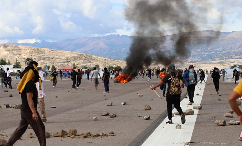 Al menos 16 heridos en Perú en un intento de tomar un aeropuerto como protesta contra el Gobierno