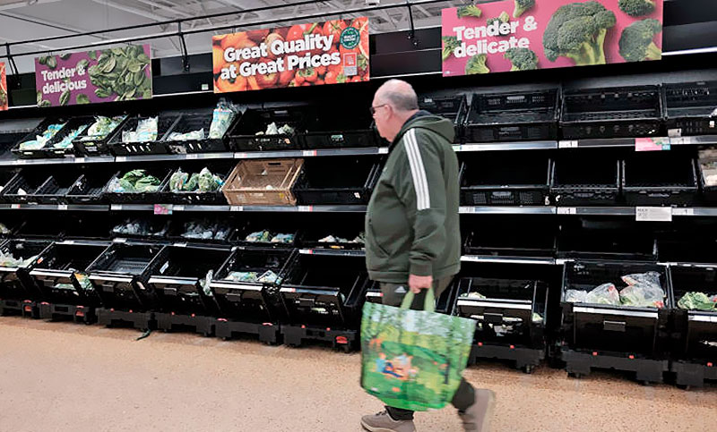 Supermercado de Reino Unido raciona la venta de frutas y verduras debido a su escasez